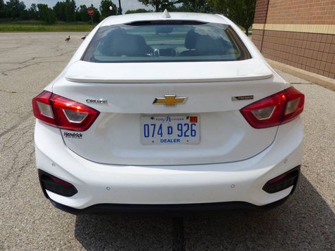Used 2018 Chevrolet Cruze Premier FWD image 8