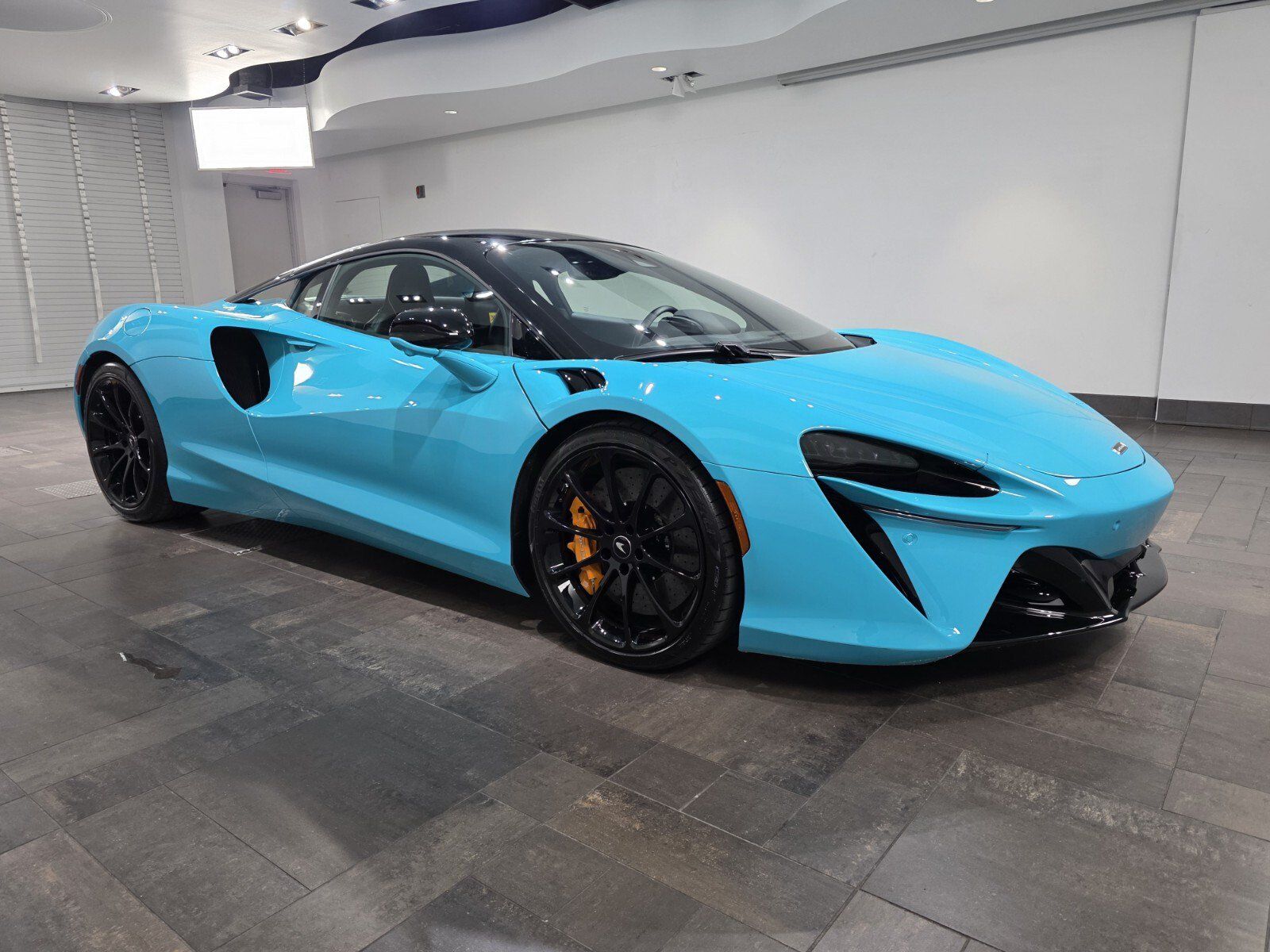 Used 2025 McLaren Artura RWD image 20