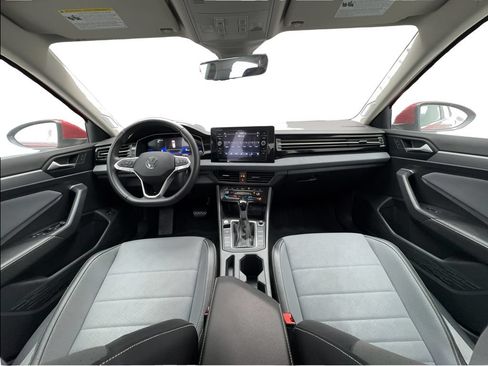 Used 2025 Volkswagen Jetta SE FWD image 34