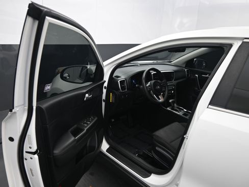 Used 2020 Kia Sportage LX AWD/4WD image 16