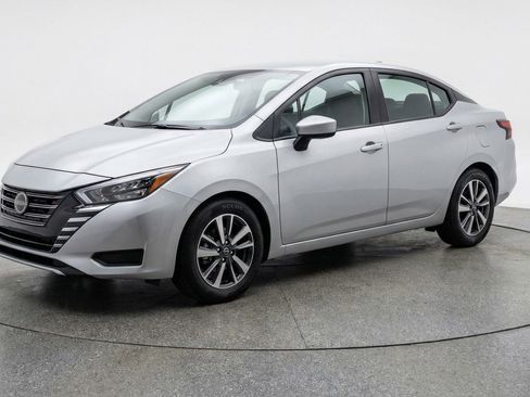 Used 2025 Nissan Versa SV image 3