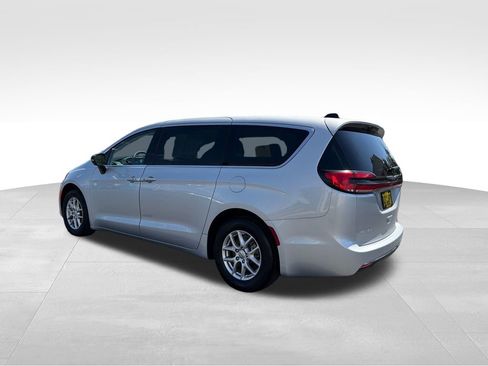Used 2024 Chrysler Pacifica Touring-L FWD image 3