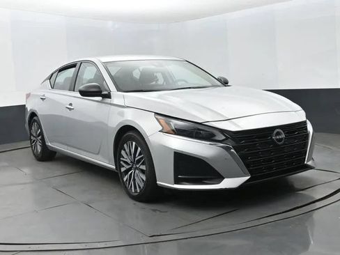 Used 2024 Nissan Altima 2.5 SV FWD image 2