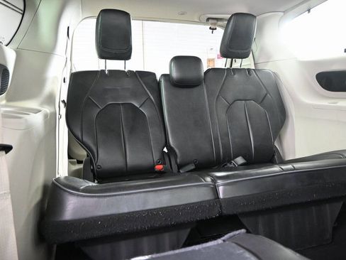 Used 2020 Chrysler Pacifica Limited image 17