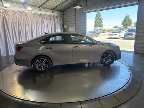 Used 2022 Kia Forte LXS w/ LXS Technology Package FWD image 3