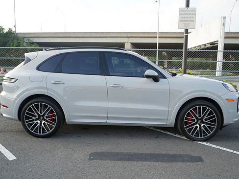 Used 2024 Porsche Cayenne S AWD/4WD image 27