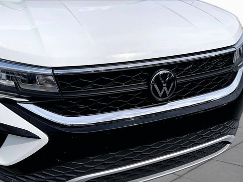 Used 2023 Volkswagen Taos SE w/ Panoramic Sunroof Package FWD image 30