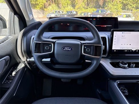 Used 2025 Ford Expedition Active image 18