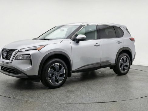 Used 2025 Nissan Rogue SV image 3