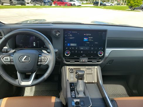 Used 2025 Lexus GX 550 w/ Accessory Package (2T) AWD/4WD image 19