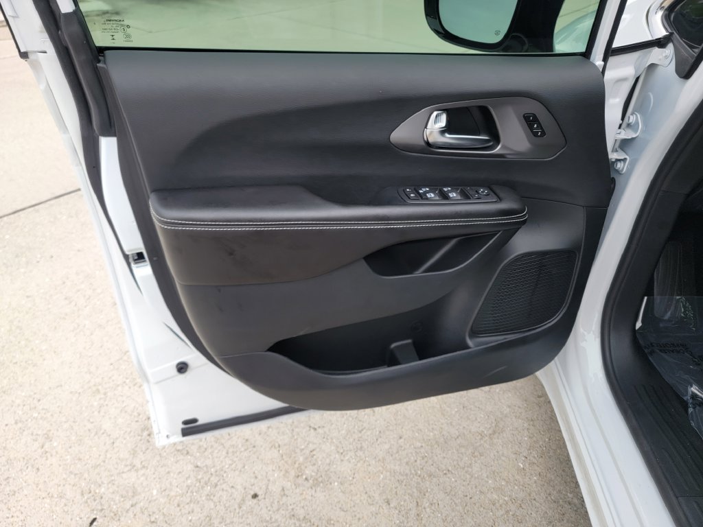 Used 2026 Chrysler Pacifica Select FWD image 10