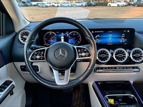 Used 2023 Mercedes-Benz GLA 250 4MATIC w/ Premium Package image 5