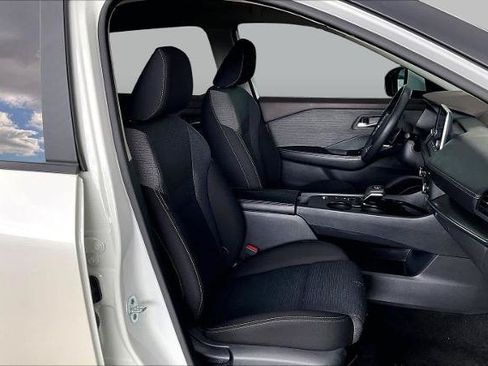 Certified 2023 Nissan Rogue SV FWD image 9