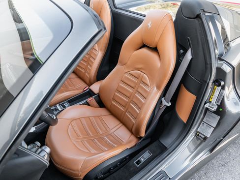 Used 2018 Ferrari 488 Spider image 4