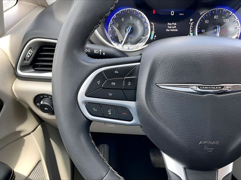 Certified 2023 Chrysler Pacifica Touring-L FWD image 10