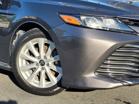 Used 2018 Toyota Camry LE image 4