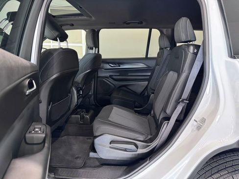 Used 2025 Jeep Grand Cherokee L Laredo image 9