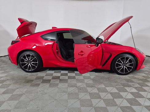 Used 2023 Toyota GR86 RWD image 9