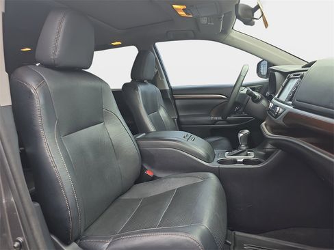 Used 2015 Toyota Highlander Limited image 10