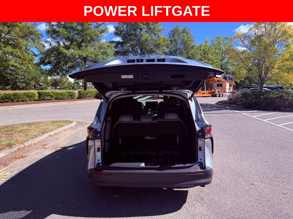 Used 2025 Toyota Sienna XLE FWD image 7