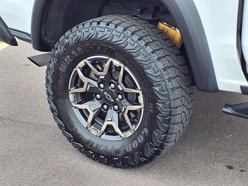 Used 2024 Chevrolet Colorado ZR2 w/ Technology Package AWD/4WD image 24