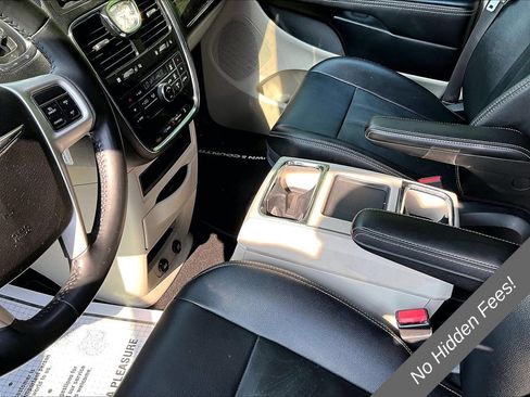 Used 2015 Chrysler Town & Country Touring FWD image 12