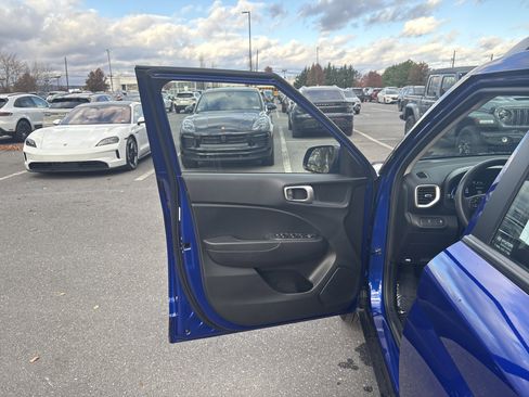 Used 2024 Hyundai Venue SEL image 14