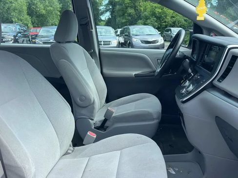 Used 2017 Toyota Sienna L FWD image 9