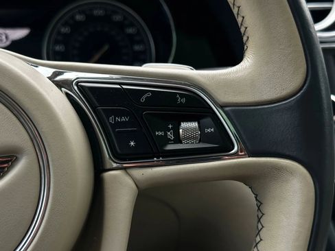 Used 2017 Bentley Bentayga image 36