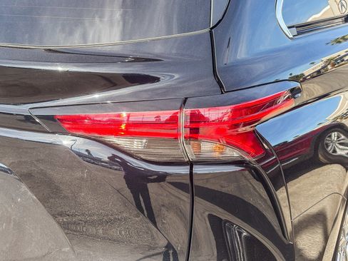 Used 2022 Toyota Sienna Platinum image 8