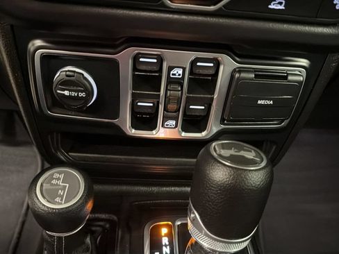 Used 2025 Jeep Wrangler Unlimited Sahara AWD/4WD image 19