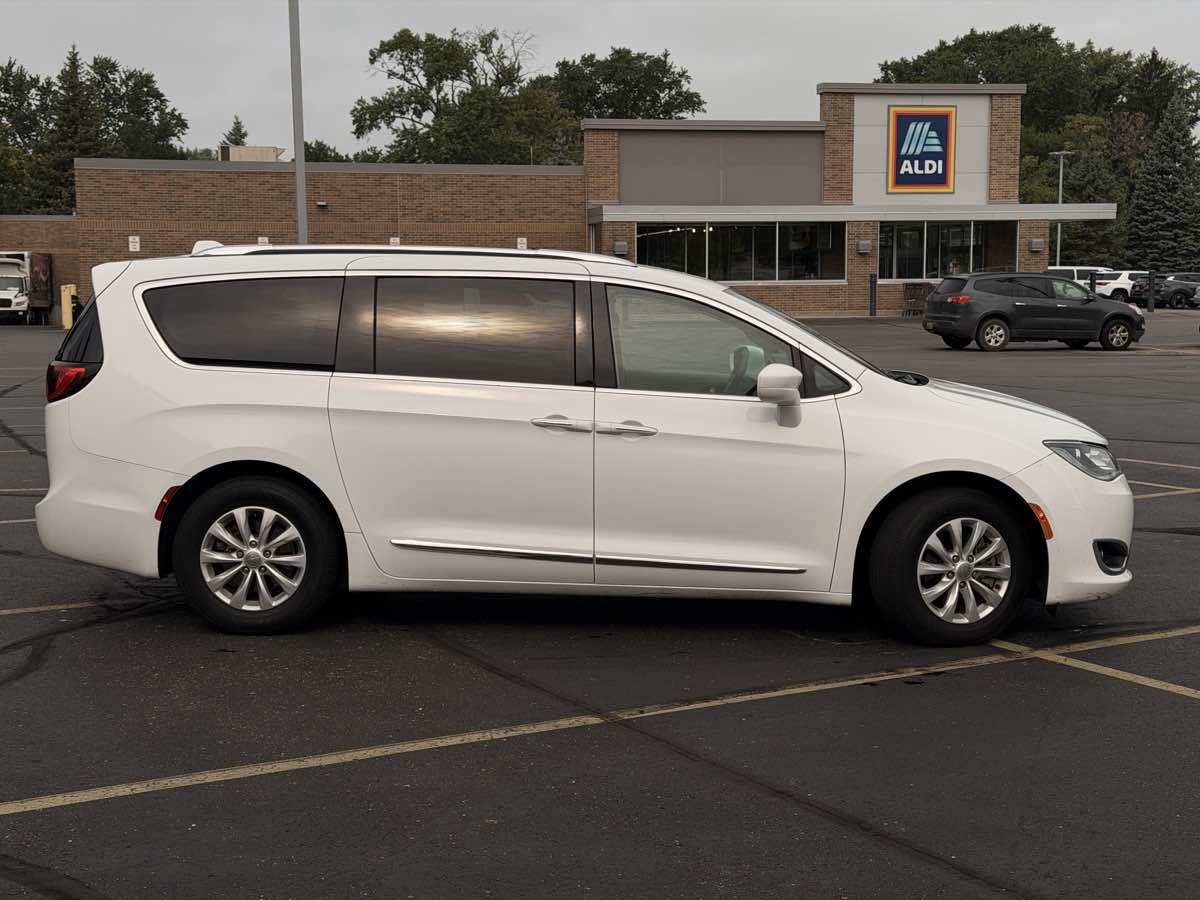 Used 2019 Chrysler Pacifica Touring-L FWD image 5