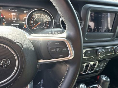 Used 2018 Jeep Wrangler Unlimited Sahara AWD/4WD image 12