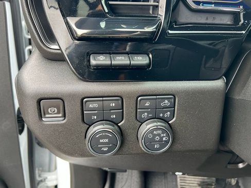 Used 2024 Chevrolet Silverado 2500 ZR2 w/ Technology Package image 43