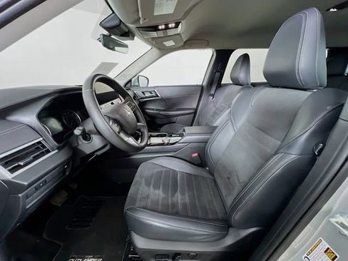 Used 2025 Mitsubishi Outlander SE image 10
