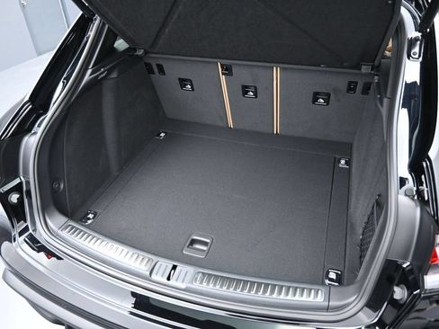 Certified 2025 Porsche Macan AWD/4WD image 33