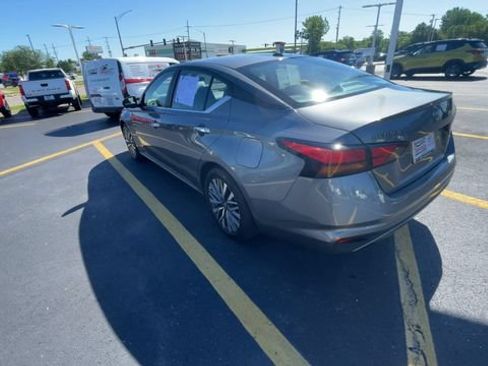 Used 2025 Nissan Altima 2.5 SV FWD image 8