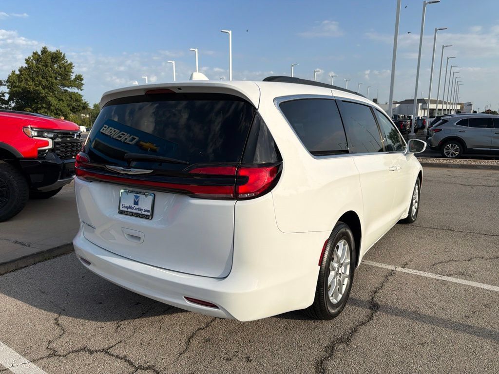 Used 2022 Chrysler Pacifica Touring-L FWD image 3