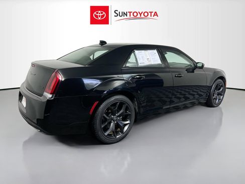 Used 2021 Chrysler 300 Touring w/ Sport Appearance Package image 4