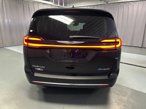 Used 2024 Chrysler Pacifica Select image 6
