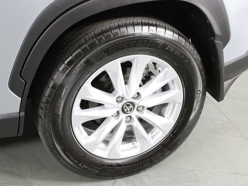 Used 2025 Toyota Corolla Cross LE image 11