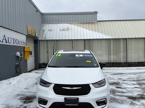 Used 2024 Chrysler Pacifica Limited w/ Uconnect Theater Family Group image 4
