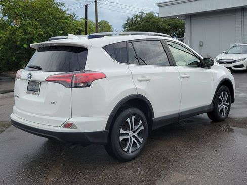 Used 2018 Toyota RAV4 LE FWD image 3