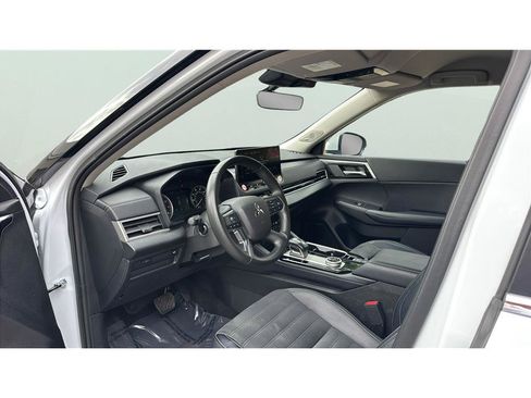 Used 2025 Mitsubishi Outlander SE FWD image 9