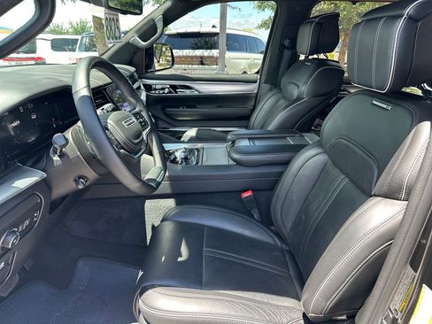 Used 2023 Jeep Grand Wagoneer Series II w/ Premium Group II AWD/4WD image 17