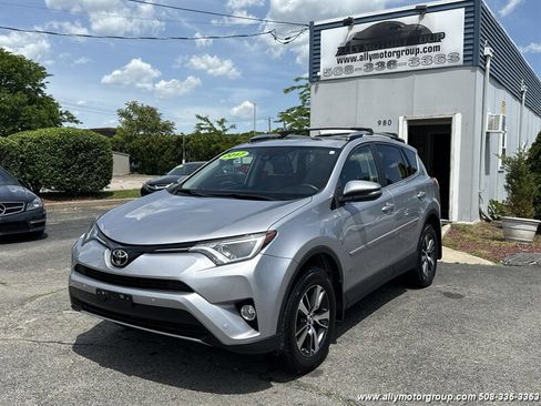 Used 2017 Toyota RAV4 XLE AWD/4WD image 2