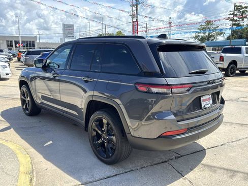 Used 2024 Jeep Grand Cherokee Altitude RWD image 5