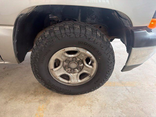 Used 2001 Chevrolet Silverado 1500 LS w/ Firm Ride Suspension Pkg AWD/4WD image 16