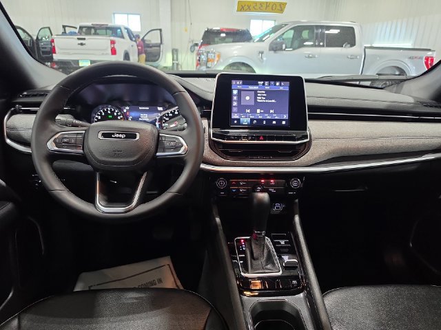 Used 2025 Jeep Compass Latitude AWD/4WD image 9