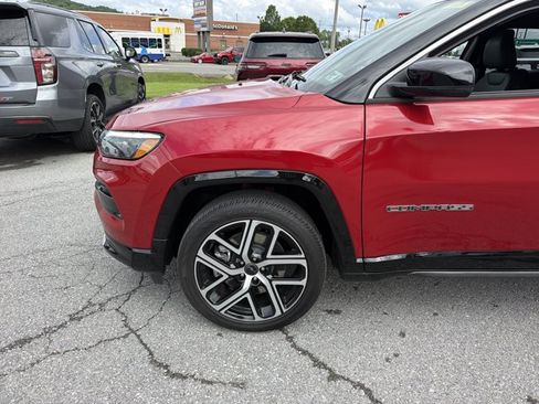 Used 2025 Jeep Compass Limited w/ Elite Group AWD/4WD image 11